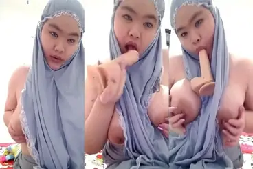 Bokep Indo ABG Montok Mukena Sepong Dildo Omek